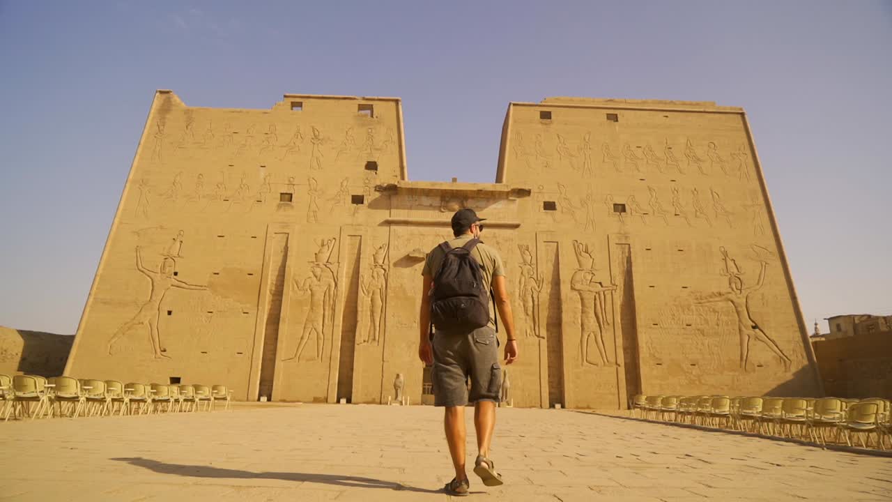 Esplorando il Tempio di Horus a Edfu, Egitto