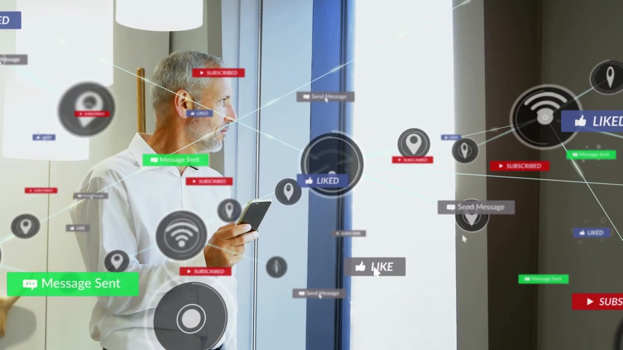 Uomo d'affari maturo che usa lo smartphone con grafica di social network