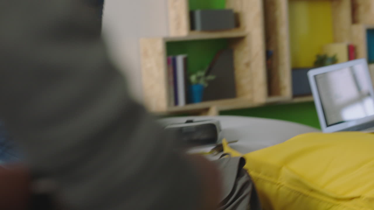 joven grupo de estudiantes de negocios celebrando líder del equipo caucásico hombre bailando divertido disfrutando de la victoria baile amigos celebran el trabajo en equipo exitoso en feliz presentación de oficina diversa