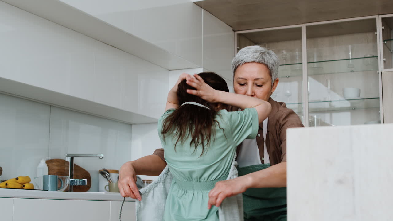 la abuela y la niña con delantales