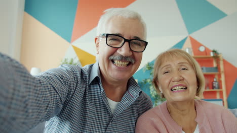 una pareja de mayores feliz tomando una selfie.