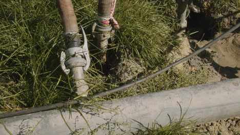 the pipe inserted into the ground is connected