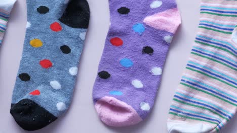 Mehrfarbige-Kindersocken-Auf-Dem-Tisch