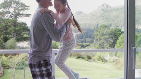 padre levantando a su hija 4k