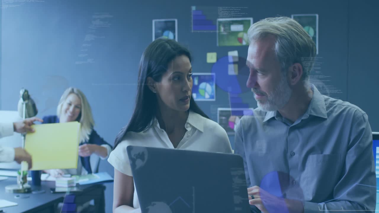 animación del procesamiento de datos sobre diversas personas de negocios en la oficina