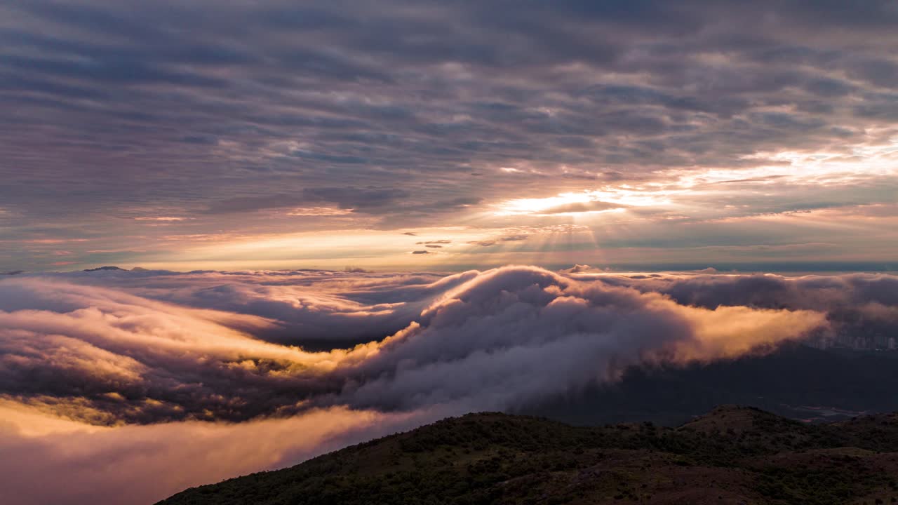 홍콩의 일몰 안개 바다