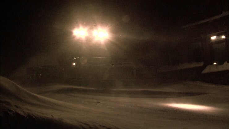 một chiếc xe cày tuyết đi qua trong một cơn bão tuyết lớn hoặc bão tuyển