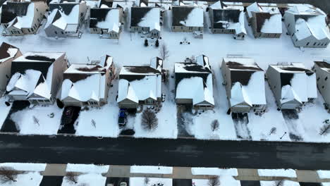 Häuser-Mit-Geschaufelten-Einfahrten-Und-Schneebedeckten-Dächern