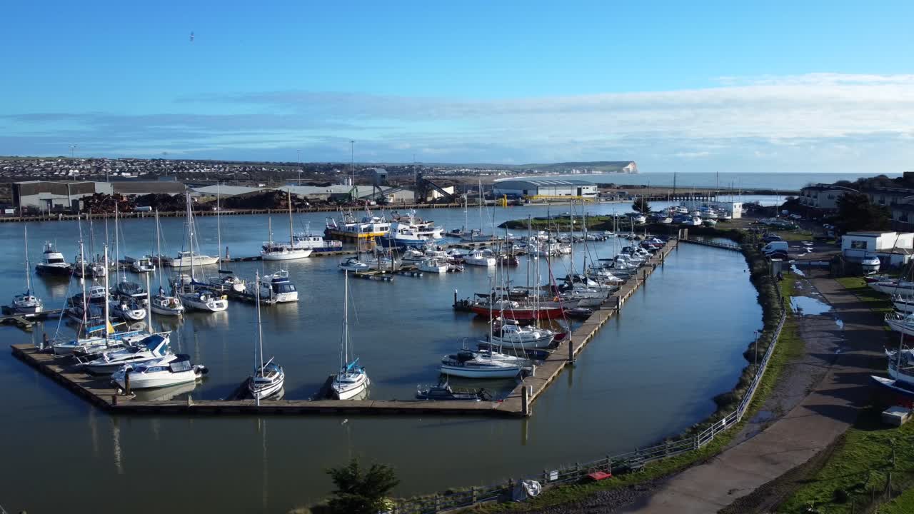 영국 브라이튼 해안에 정박한 정박지와 보트를 선회하는 드론 샷