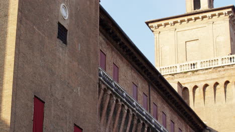 Torre-Del-Reloj-Del-Castillo-De-Este-En-Ferrara,-Italia,-Sitio-Del-Patrimonio-Mundial-De-La-Unesco,-Inclínate-Hacia-Arriba