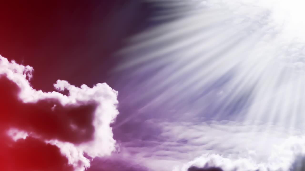 Video creativo in 4K con l'effetto parallasse del cielo con nuvole cumulo in movimento e luce solare intensa con raggi di sole, come dalle stelle. Il concetto di mente aperta, meditazione.