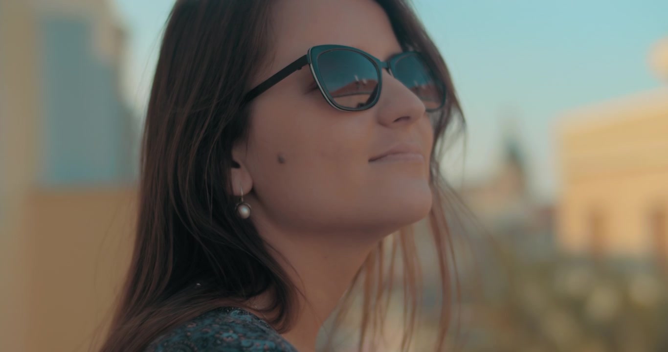 Donna con occhiali da sole che si gode il panorama