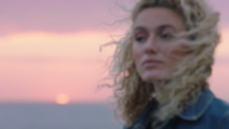 Retrato-De-Una-Mujer-Hermosa-Disfrutando-De-La-Tranquila-Playa-Al-Atardecer-Contemplando-Un-Viaje-Explorando-La-Espiritualidad-Sintiendo-Libertad-Con-El-Viento-Soplando-El-Pelo