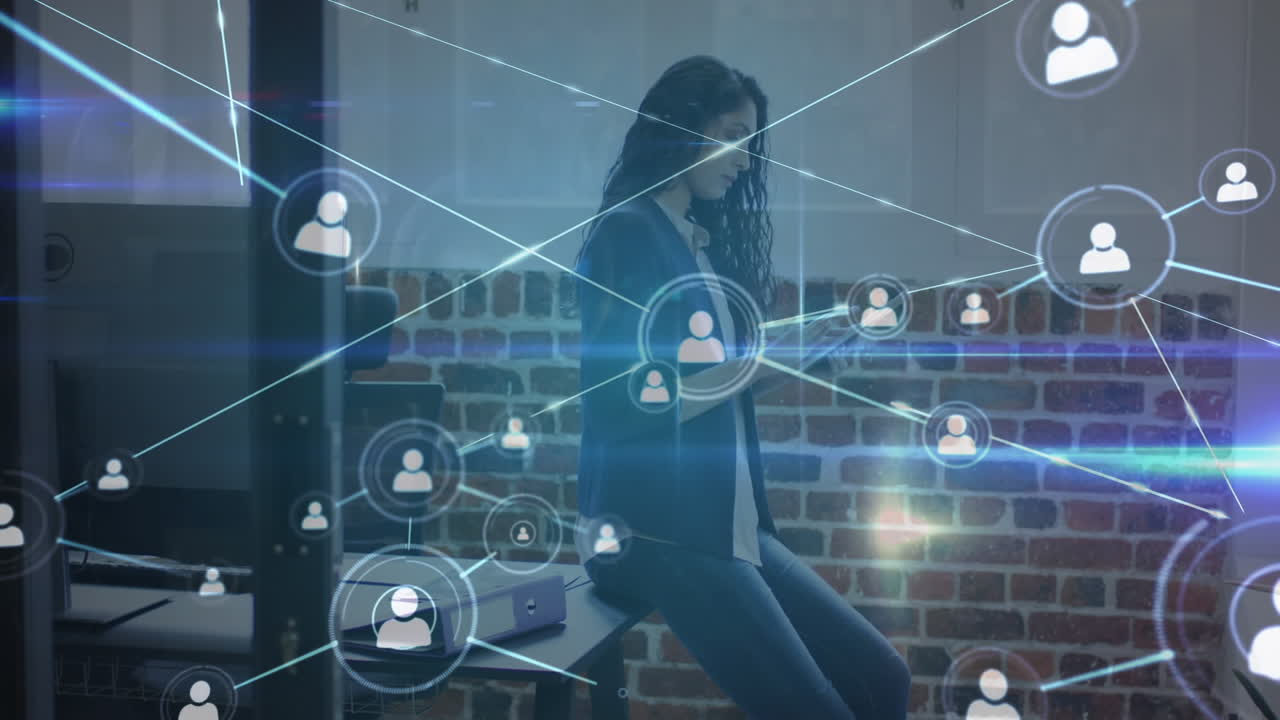 animación de la red de iconos de personas sobre una mujer de negocios que usa una tableta en la oficina