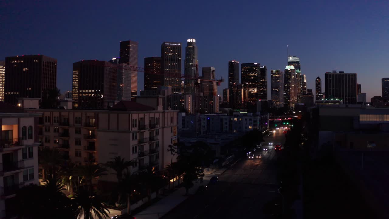 Ripresa aerea ravvicinata della trafficata autostrada 110 nel centro di Los Angeles mentre scende la notte nella California meridionale