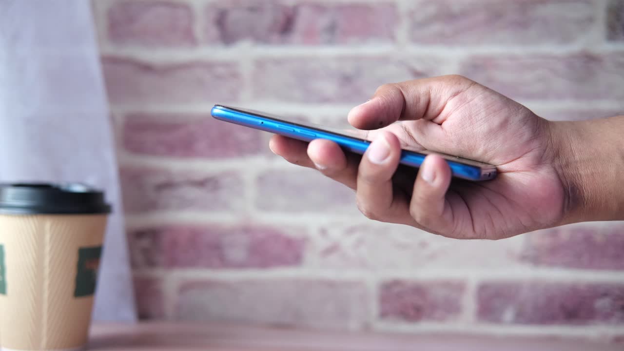 persona que utiliza un teléfono