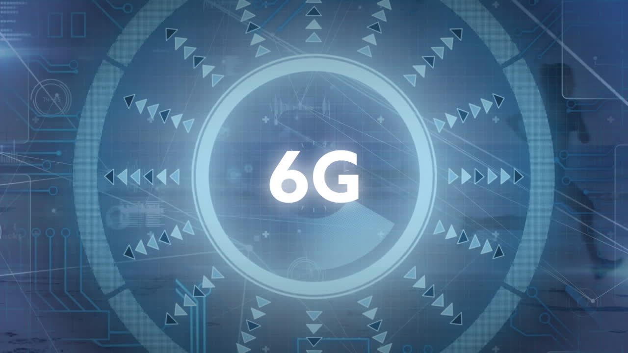 해변에서 달리는 백인 여성에 대한 데이터 처리와 함께 범위 스캔의 애니메이션