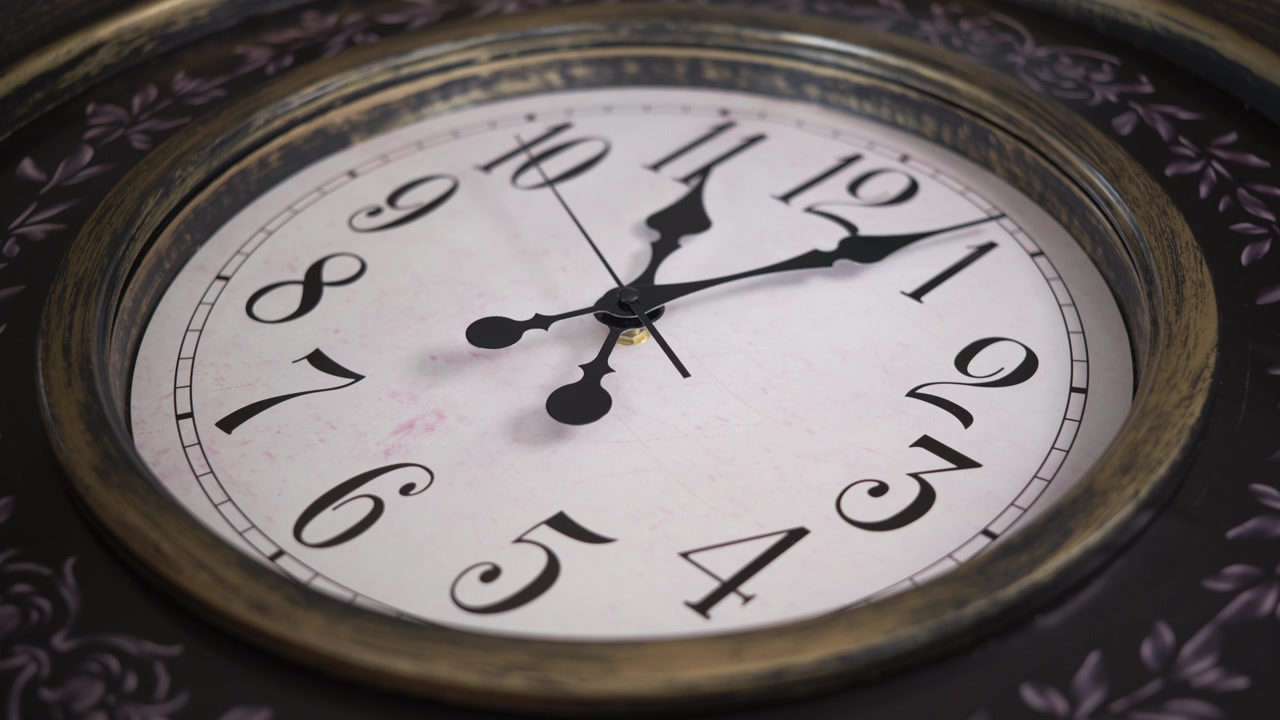 Ripresa statica in timelapse a medio primo piano di un orologio da parete vintage. Lancette decorative nere ruotano rapidamente in avanti oltre i numeri classici mostrando il rapido scorrere del tempo