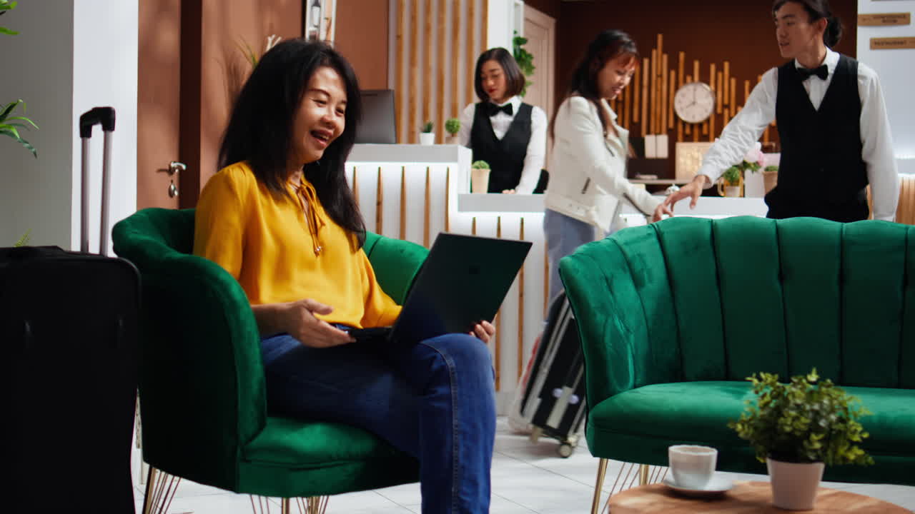 Chat di turisti asiatici su laptop online videocall in albergo