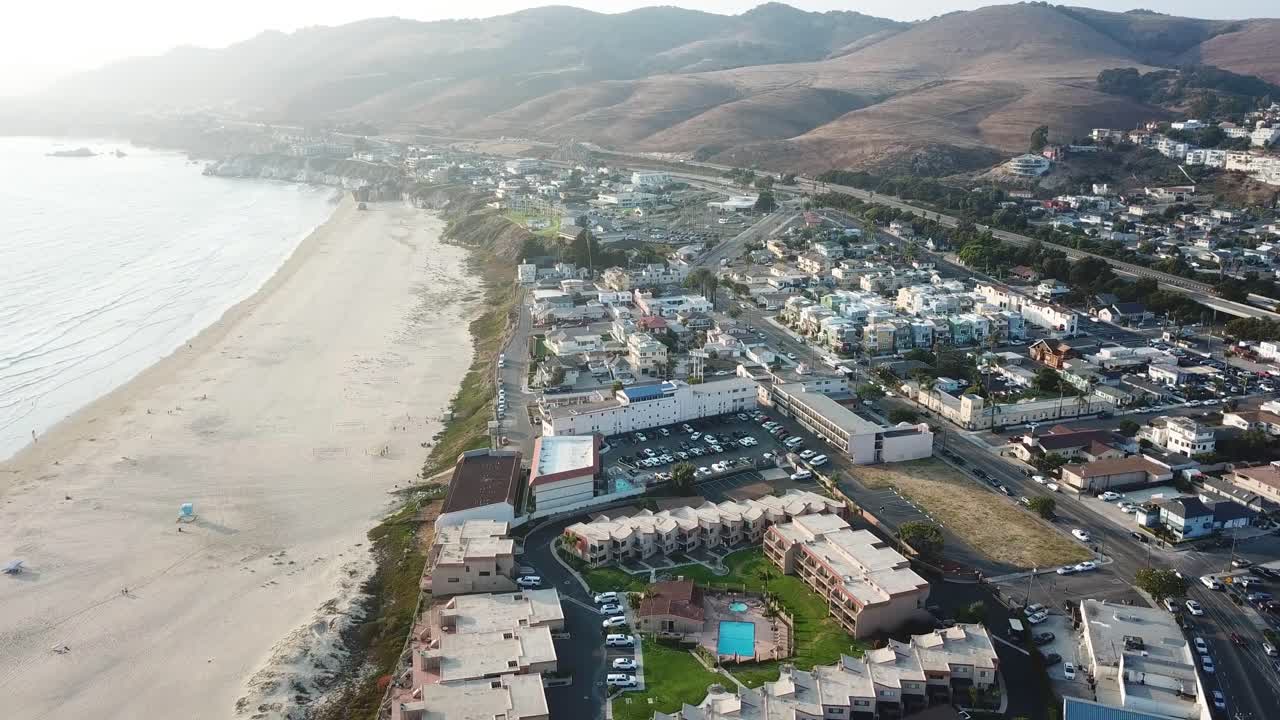 avance aéreo sobre la costa de pismo y la playa de arena, california