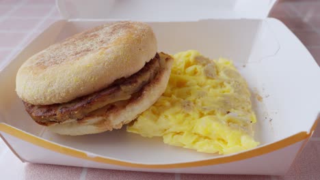 hamburguesa tradicional con tortilla de huevo al estilo japonés en caja.