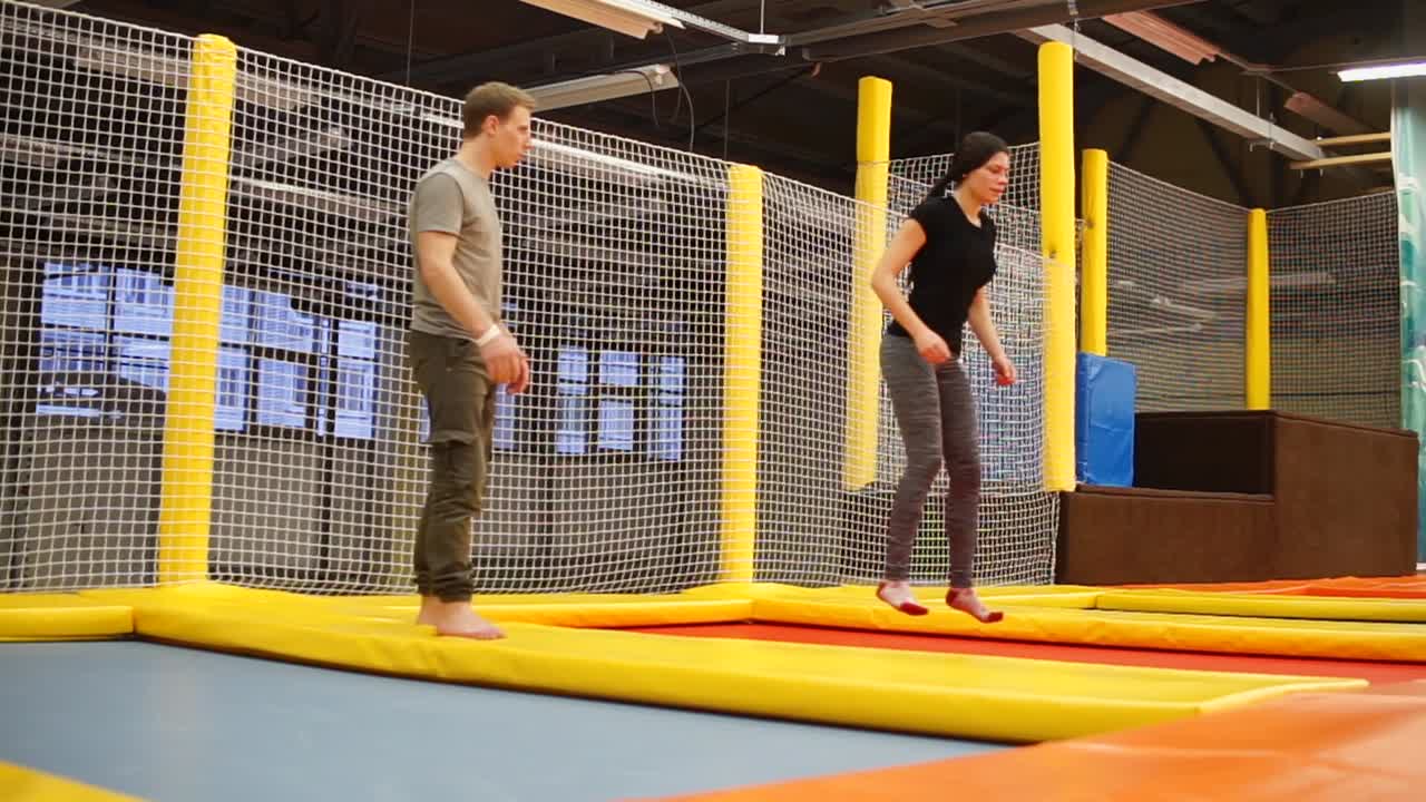 트램폴린 공원 에서 트램폴라인 에 뛰어다니는 사람 들