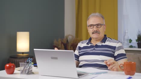 Un-Anciano-Trabajador-De-Oficina-En-Casa-Aflojando-Su-Corbata-Por-El-Estrés.