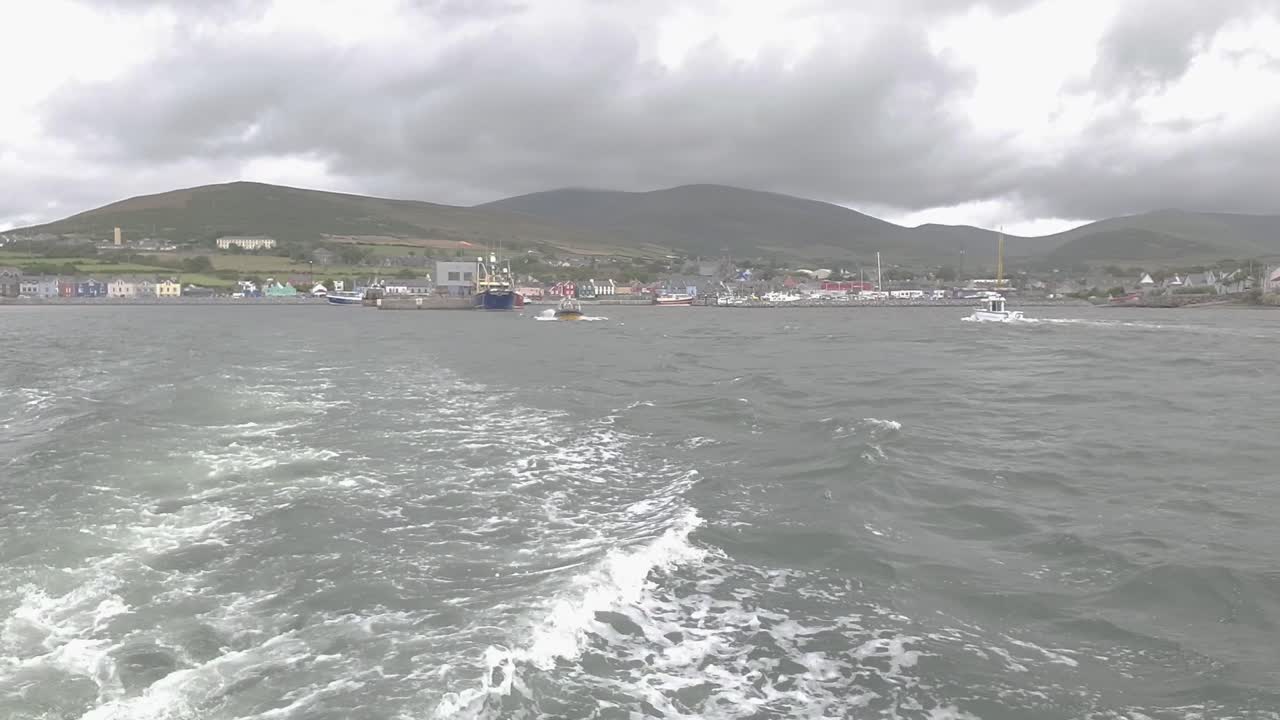 날이 흐린 날에 아일랜드의 항구에서 배를 타고 떠나는 것