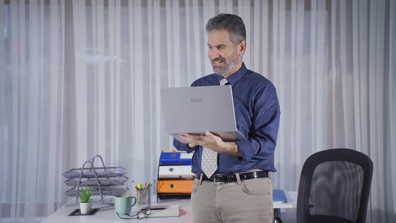 el hombre de negocios feliz se alegra, da testimonio de buenas noticias, trabaja bien, gana dinero.