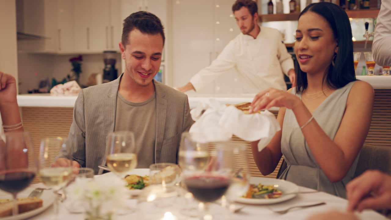 dos parejas disfrutando mientras están en un doble