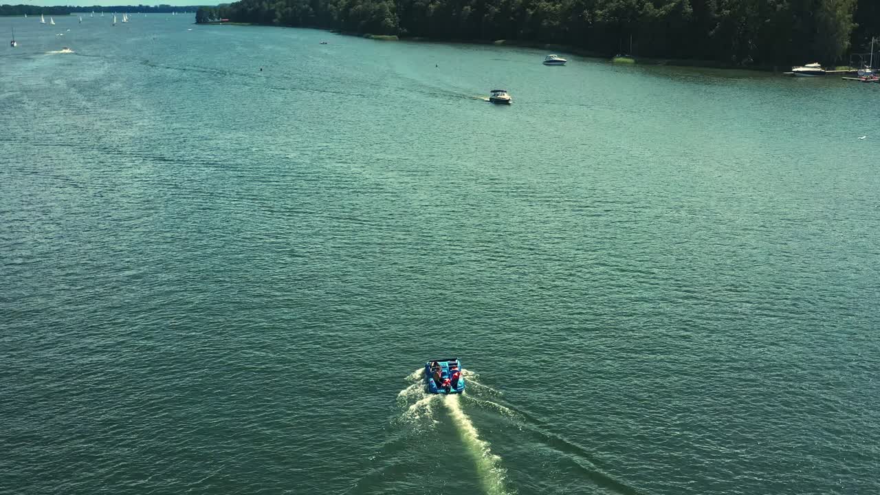 화창한 여름날 호수에서 보기