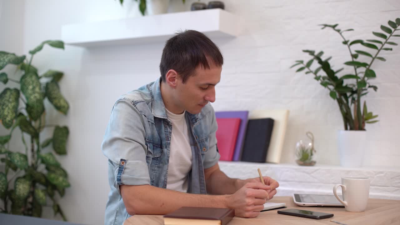 hombre trabajando con tableta en la mesa en casa