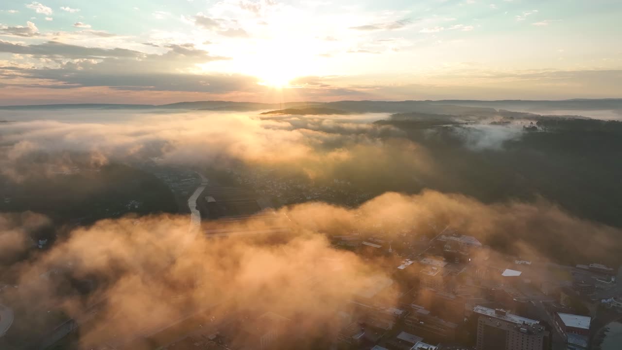 vuelo aéreo sobre las nubes al amanecer