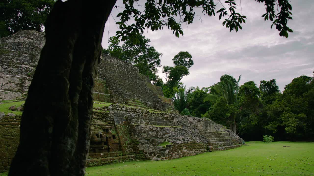 se ven las ruinas mayas de lamanai de belice 1
