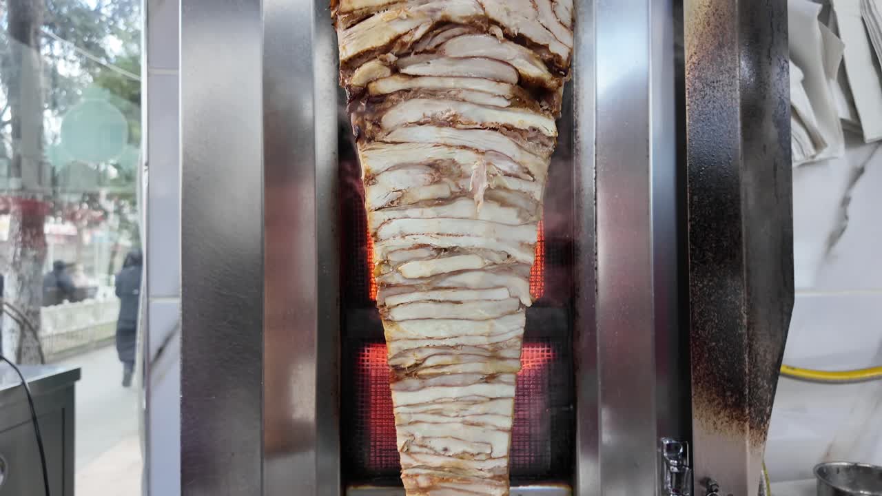 shawarma de pollo en una rostera vertical
