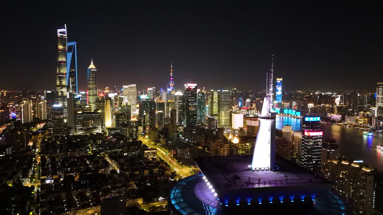 tomada aérea del paisaje urbano de iluminación en shanghai por la noche