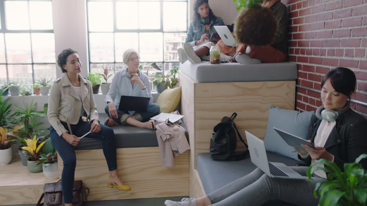 бизнесмены встречаются, мозговой штурм, менеджер, женщина использует планшетный компьютер, представляя идеи творческой команде, показывая стратегию маркетингового проекта на экране в разнообразной презентации в офисе