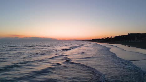 Asombrosa-Vista-De-Las-Olas-Que-Se-Deslizan-Suavemente-Por-La-Costa-Durante-La-Puesta-De-Sol-En-Turquía