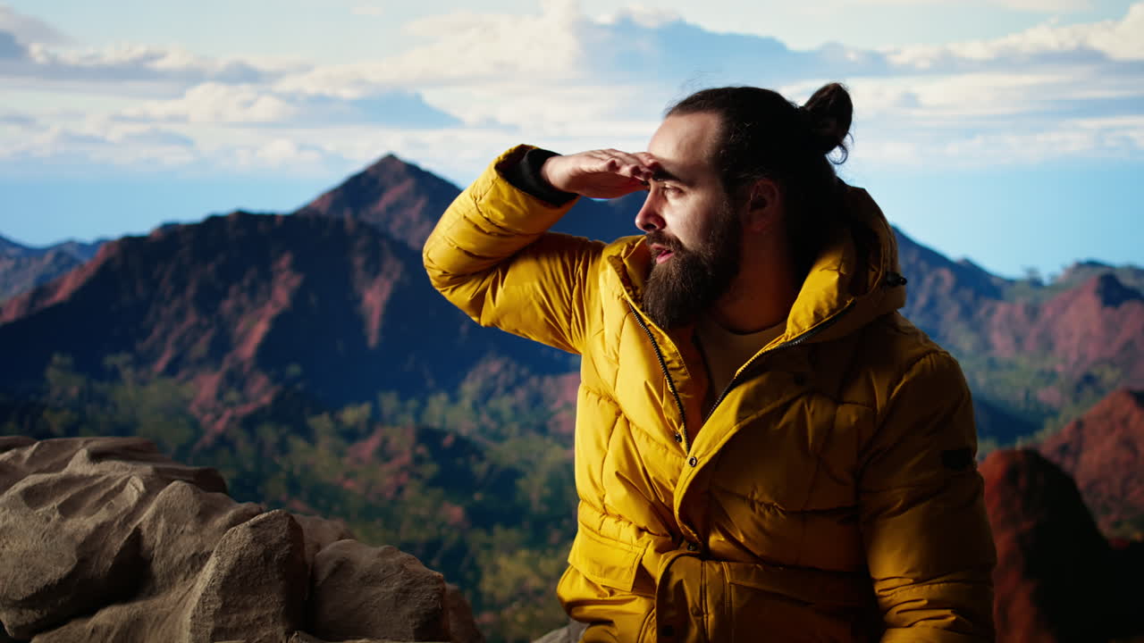 un excursionista subiendo a la cima de una cordillera impresionante