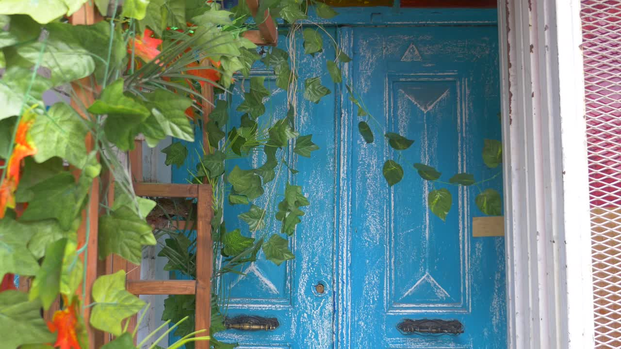 una puerta azul vintage decorada