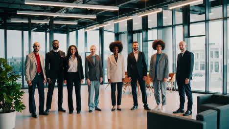 equipo de negocios diverso en una oficina moderna