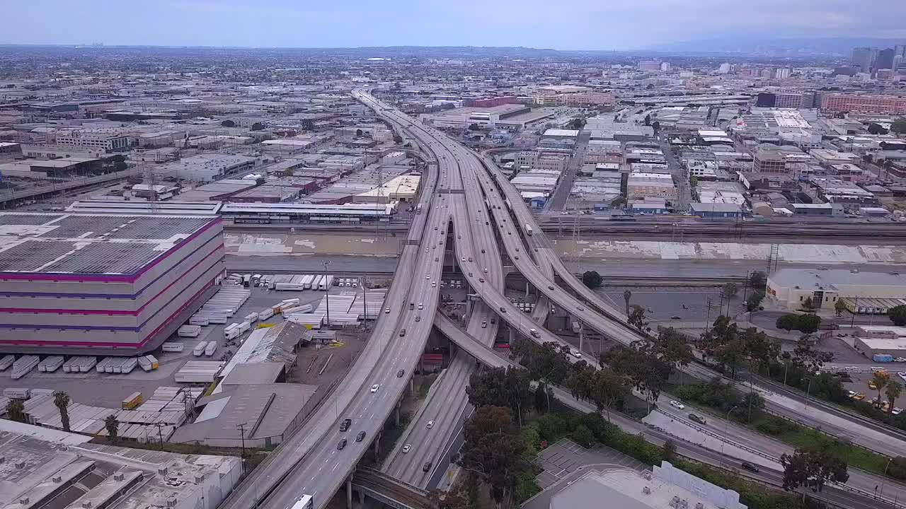 vista aérea de la autopista de santa mónica mientras cruza el río los ángeles