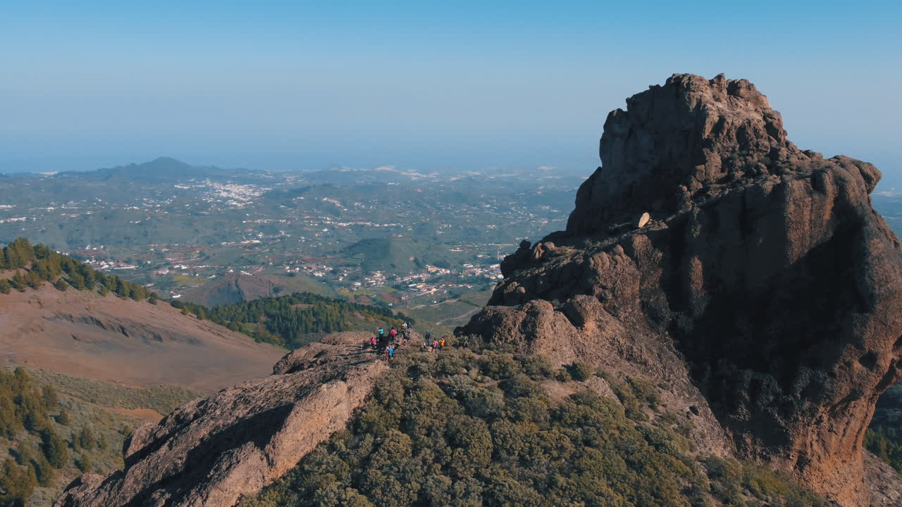 fantastica toma aerea en orbita del famoso roque saucillo y donde se encuentra un grupo de turistas