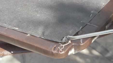 eliminación de las grapas de la tapicería de los cojines de los asientos