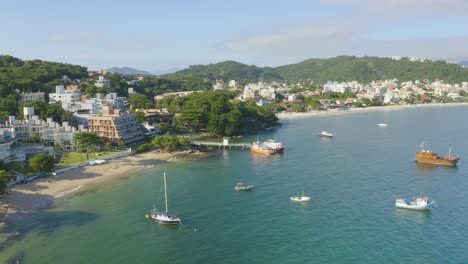 hermosa vista aérea cinematográfica avanzando sobre una playa brasileña con arena blanca y agua clara esmeralda