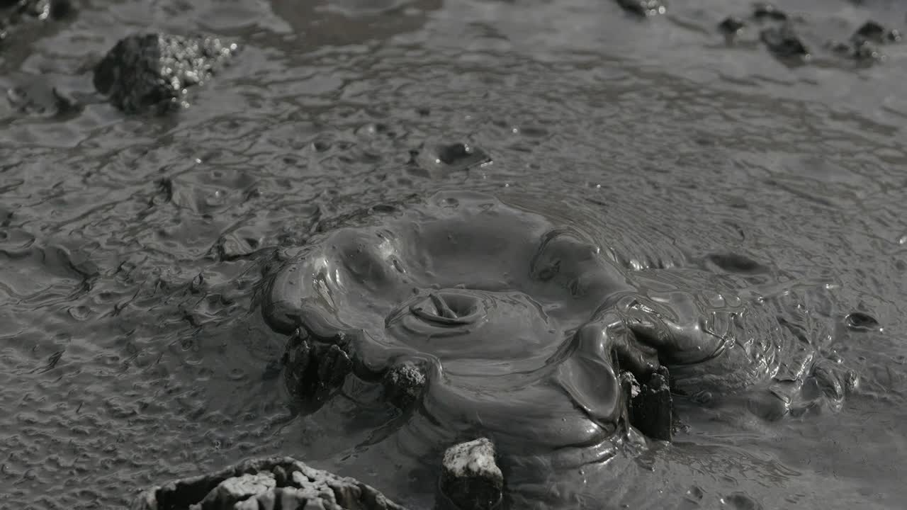 кипящий горячий геотермальный вулканический грязевой бассейн, крупный снимок парное озеро бурлящее грязь и пар удовлетворяет