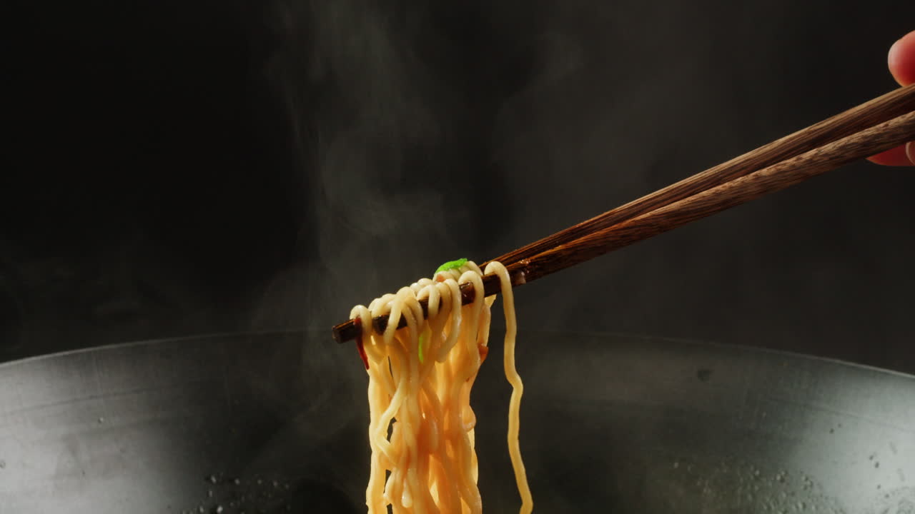 Ramen caldi con bacchette
