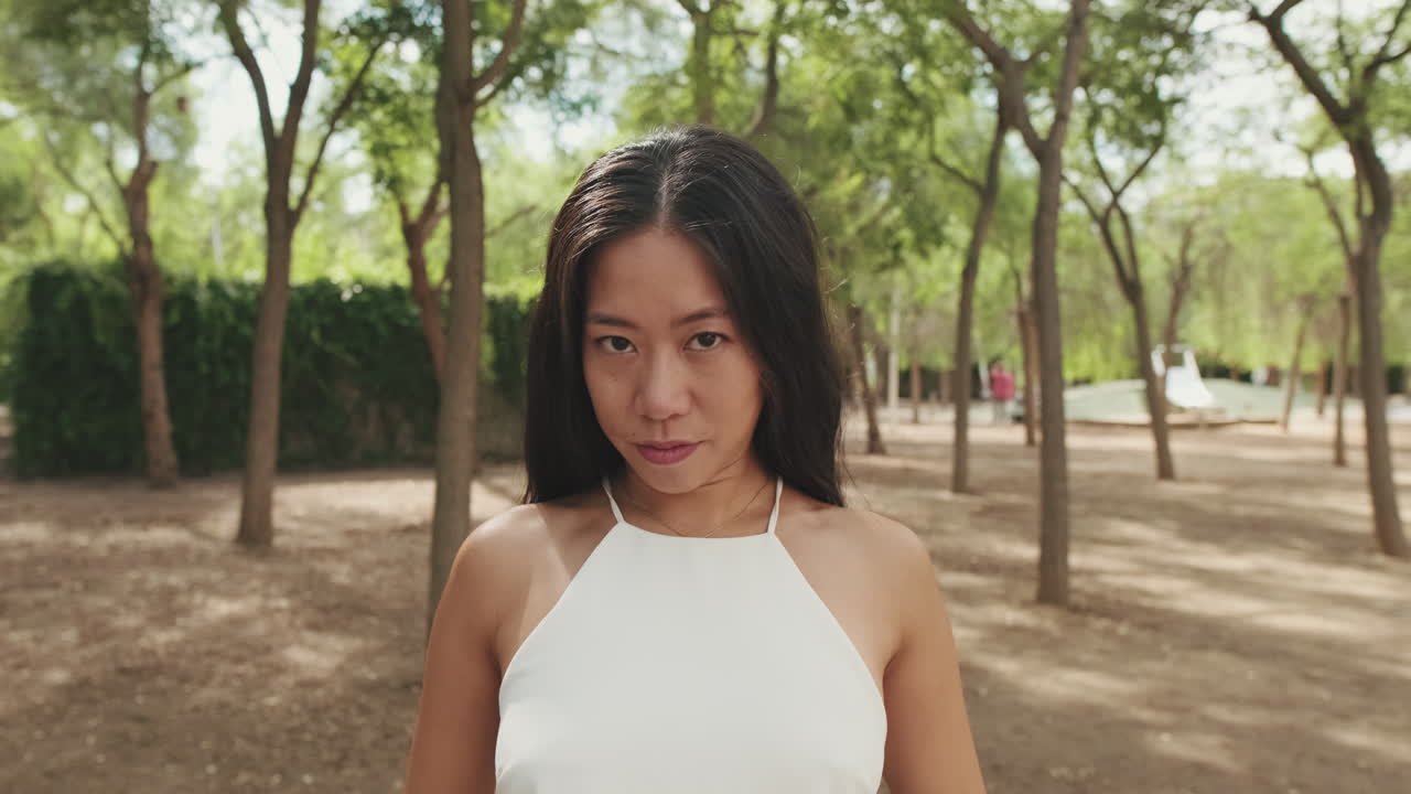 공원 에 있는 여자 의 초상화