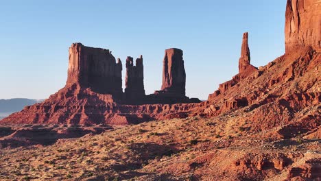 Hermosas-Formaciones-Rocosas-En-Monument-Valley,-Desierto-Del-Suroeste-De-Utah---Aérea