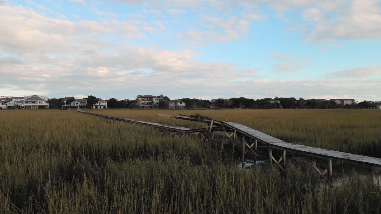 허리케인 이안 이후 폴리스 섬의 부서진 도크를 이리저리 날고 있습니다.